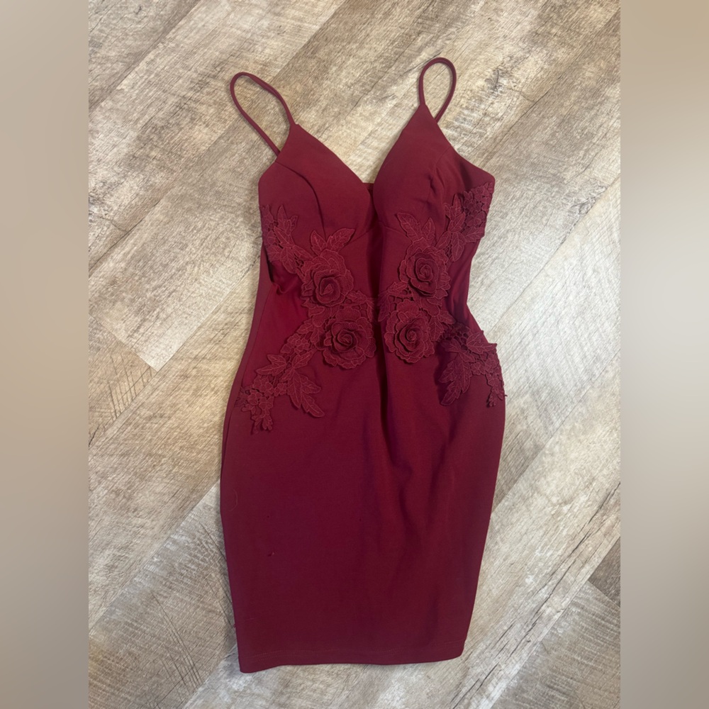 Windsor SM maroon/red short dress with crocheted floral appliqué skinny straps